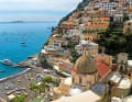 Blick auf die Stadt Positano. Yachten können davor an Muringbojen festmachen