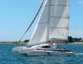 Astus 22.5 : trimaran compact simple, mais sportif et entièrement remorquable. Il convient aussi bien à la randonnée le long des côtes qu'à la navigation rapide en eaux intérieures. Données techniques : Longueur de coque 6,90 m, largeur 2,52-4,70 m, tirant d'eau 0,34-1,40 m, poids 720 kg, surface de voile 30 m², STZ 6,1 ; www.astusboats.com