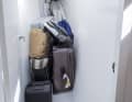 Un grand espace de rangement se trouve à tribord, relié à la cabine avant, et offre suffisamment de place pour les bagages, les coussins et bien d'autres choses.