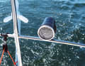 Auf dem Heckkorb sitzt das Schlepplog, mit  dem der Skipper die gesegelte Distanz ermittelt.  Es ist eines seiner wichtigsten Hilfsmittel