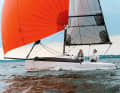Beneteau First 18 SE: Kam ursprünglich (2010) als Seascape 18 auf den Markt, wird heute von Marktführer Beneteau vertrieben. Das kleine, sehr sportliche Boot hat sich als Einheitsklasse international durchgesetzt. Rumpflänge 5,55 m; Breite 2,36 m; Gewicht 500 kg; ab 31.060 Euro