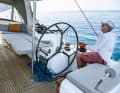 The helmsman of the Oceanis can sit well to the side, of course also upwind with more heel. However, the bench behind is too far away for steering