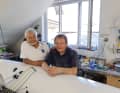 Istituzione della vela a lungo raggio e insegnante precoce. Bobby con "Bürschi" Mader, che a 13 anni fu incaricato dal padre di insegnare agli ignari Schenk a navigare sul loro nuovo 16 dinghy da crociera.