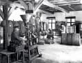 Ebenfalls sehenswert in Flensburg: das Museum des Flensburger Rumhauses Braasch. Hier eine dort ausgestellte alte Aufnahme, die das Fasslager und die Abfüllung des Rums in Flaschen per Hand zeigt
