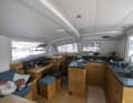 Le salon dispose d'une table de navigation à part entière et orientée dans le sens de la marche