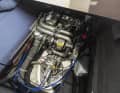 En dessous se trouve le moteur diesel, profond et difficile à entretenir.