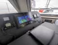 Neben Plotter und Navigationselektronik ist reichlich Platz für persönliche Dinge vorhanden.