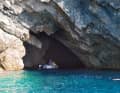 In molti punti, il mare ha scavato le rocce. Alcune di queste grotte possono essere navigate in gommone: un'avventura!