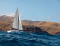 Segeln im atlantischen Schwell vor beeindruckender Vulkankulisse im Südosten der Kanareninsel Lanzarote bei Playa La Casa