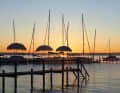 Romantische Sonnenuntergangsstimmung über einem der vielen kleinen Bootsanleger