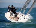 Una barca con due anime. La barca può essere navigata comodamente, ma anche in modo sportivo.
