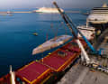 Kostbare Fracht: Der 54 Meter lange und 9,60 Meter breite Alurumpf kam Huckepack im griechischen Lavrio an