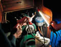 Oil change: Over the course of the season, a lot of contaminants build up in the oil, which can damage the engine over the winter. You should therefore change the oil before the hoist appointment. Warm up the engine beforehand until it reaches operating temperature.