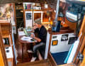 Rustikal-maritime Umgebung, für  den einen Inspiration, den anderen Ablenkung. Autor Marc Bielefeld arbeitet am liebsten an Bord