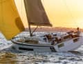 Dufour 37 : Le bateau français offre beaucoup d'espace en raison de son énorme largeur. Mais en longueur, il ne mesure même pas 33 pieds. Le nom du modèle est donc trompeur. Ce nouveau venu n'en est pas moins intéressant. Les données : Longueur de coque 9,99 m, largeur 3,80 m, tirant d'eau 1,90 m, poids 6,7 t, surface de voile 60 m², STZ 4,1 ; www.dufour-yachts.com