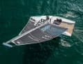 Ecoracer 25 : bateau de sport italien primé et couronné de succès lors de régates. La coque est fabriquée en fibres de lin avec un noyau de mousse recyclé et peut être recyclée. Caractéristiques : Longueur de la coque 7,69 m, largeur 2,80 m, tirant d'eau 1,80 m, poids 1,1 t, surface de voile 42 m², STZ 6,1 ; northernlightcomposites.com