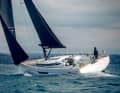 Elan E6 : modèle sportif ambitieux de Slovénie, qui marque des points avec de bonnes propriétés de navigation et un design original. L'E6 trouve-t-il le juste milieu en matière de construction et de prix ? Données : Longueur de coque 14,10 m, largeur 4,49 m, tirant d'eau 2,80 m, poids 11,3 t, surface de voile 122 m², STZ 4,9 ; www.elan-yachts.com