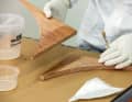 Primer: Più la superficie è porosa, più è importante rivestire preventivamente l'area di incollaggio con un sottile strato di resina. Se si omette questo passaggio, il laminato successivo può risultare troppo secco perché la resina viene prima assorbita dal legno.