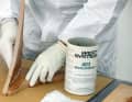 Glue the joint: Sawed edges are rarely really smooth, so thicken the resin with cotton flakes until it has a ketchup-like consistency and the mixture is still just spreadable. This prevents the resin from flowing away and fills cavities well