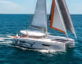 Excess 14 : Beneteau complète sa jeune ligne de multicoques avec ce nouveau modèle, le quatrième. L'Excess 14 doit également faire face à son concurrent direct, le Nautitech, lors du concours du bateau de l'année en Europe. Tous deux misent sur un plaisir de navigation plus important que celui que procurent habituellement les purs catamarans de croisière. Les données : Longueur de coque 13,34 m, largeur 7,87 m, tirant d'eau 1,48 m, poids 11,7 t, surface de voile 118 m², STZ 4,8 ; www.excess-catamarans.com