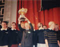 Admiral's Cup 1985, Siegerehrung: Bock mit Schnauzer, Tilmar Hansen mit Pokal, Kalle Dehler mit Brille | @Hans-Dietrich Hesemeyer