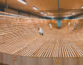 Kunst am Bau: Holz spielt eine wichtige Rolle beim aufwändigen Bau der Negativform für den Rumpf, an der sich bereits die Linien und die Dimension der Yacht erkennen lassen. Ausgespart ist der Steven, er wird später hinzugefügt 