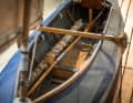 Plutôt démontée qu'exposée ? La plus grande voile de gaffre se trouve enroulée dans la coque, l'objet exposé se trouvait dans le musée sans équipement spécifique.