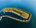 Flakfortet: Das künstliche Eiland ist von einer Mole umschlossen, dazwischen gibt es Platz für viele Yachten. Mit Päckchen muss gerechnet werden.