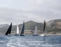 Raus und los. Port Ginesta bietet perfekte Testbedingungen, weil gleich hinter der Mole freies Segeln möglich ist