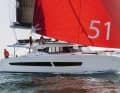 Aura 51: Der neu Kat von Fountaine Pajot ist eine Art mobiler Zweitwohnsitz auf dem Wasser – so groß, so komfortabel. Und er trifft mit dem Lagoon 51 auf seinen direkten Mitbewerber im Markt. Das verspricht spannende Testfahrten – und für Interessenten gute Orientierung. Daten: Rumpflänge 15,54 m, Breite 8,08 m, Tiefgang 1,30 m, Gewicht 18,1 t, Segelfläche 154 m², STZ 4,7; www.catamarans-fountaine-pajot.com 