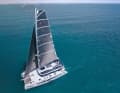 Gréement haut, surface de voile abondante. Le génois chevauchant est standard, il n'y a pas de foc auto-vireur.
