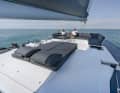 Genießen in luftiger Höhe. Die Flybridge bietet viele Möglichkeiten zum Sonnenbaden und Faulenzen 