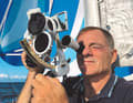 Tapio Lehtinen. Der 64-jährige Finne hat die Welt schon im Kielwasser, unter anderem beim Golden Globe Race 2018/19, in dem er nach 322 Tagen als Fünfter ankam. Er segelt die gleiche Yacht wie damals, eine Gaia 36 von S&S. Boot und Skipper sind sehr gut vorbereitet.