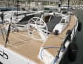 Un large cockpit et beaucoup d'espace. Avec des coussins supplémentaires sur les ponts, c'est aussi très confortable.