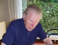 Il dottor Hannes Lindemann firma una parte del kayak con cui ha attraversato l'Atlantico nel 1956, nel 2005.