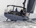 I due timoni gemelli contribuiscono a ridurre il pescaggio quando la chiglia è sollevata e consentono un garage per un gommone lungo 3,10 metri.