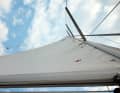 Voile : la regarder à chaque mise en place : Est-ce que toutes les glissières sont encore en place, y a-t-il des déchirures ? En fin de saison, vérifier les coutures, les goussets de latte et les cosses.