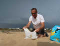 Sandsäcke füllen am Strand