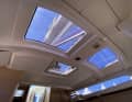 Les vitres plates devant le mât apportent beaucoup de lumière à l'intérieur, ce qui améliore également l'impression d'espace.