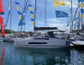 High freeboard, full hull, huge hull window. The new Dufour 37 in profile