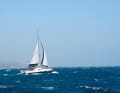 Un catamaran Broadblue haut dans le vent. Les voiles sont réduites en fonction de l'augmentation du vent