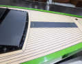 Stromproduzenten. Solarpaneele auf dem Vordeck laden die Batterien des Elektromotors