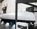 Aufregendes Design. Die ausgeprägten Knicke im Rumpf vorn sind aerodynamisch günstig und steifen zudem die Rumpfstrukturen aus