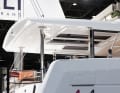 Le toit allongé du flybridge assure une bonne protection contre le soleil