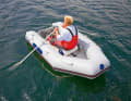 If the dinghy does not have a transverse dinghy, a fender pressed between the hoses helps as an emergency seat