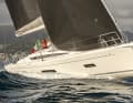 Die nach hinten geneigten Rumpffenster sind typisch für Italia Yachts. Die Markenidentität bleibt auch beim jüngsten Schiff erhalten