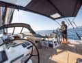 Auf dem Schiff von Jeanneau muss der Steuermann dauerhaft stehen. Nur optional gibt es eine Bank auf dem Achterdeck mit Sitzen für den Rudergänger