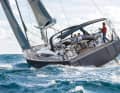 Die Jeanneau Yachts 60 macht unter Segeln eine sehr gute Figur. Ihre Rumpflinien sind gemäßigter als diejenigen der Konkurrentin, und der Kajütaufbau ist harmonischer geformt