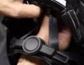 La cinghia di regolazione per la dimensione della testa è anch'essa imbracata