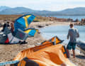 Per preparare un aquilone al lancio, serve spazio.  In molte spiagge questo spazio scarseggia, con conseguenti divieti.